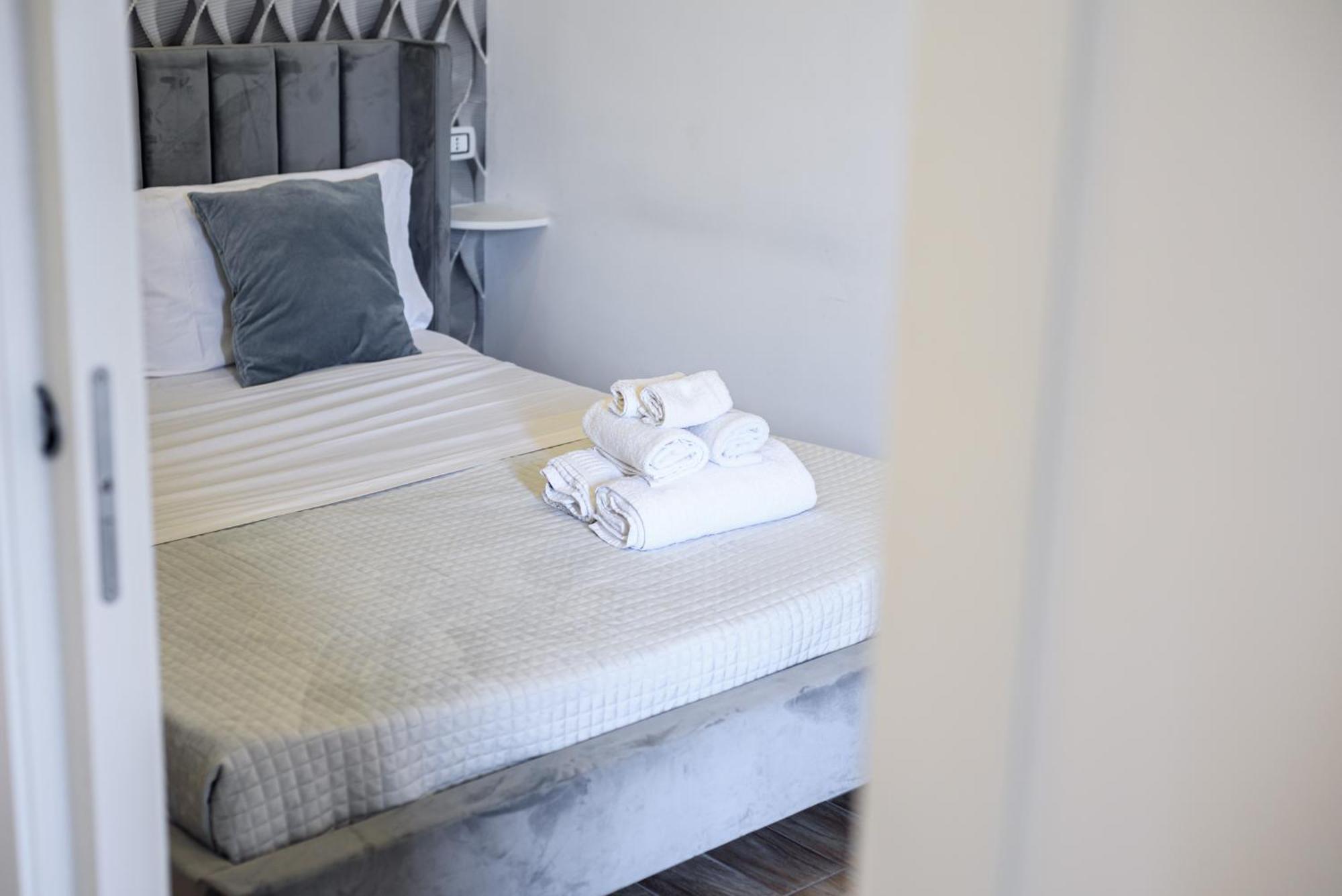 Luxury Apartment In Central City เนเปิลส์ ภายนอก รูปภาพ